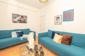 Xtra Large 4 Bedroom House, near Excel, London City and 5 walk to Train Station